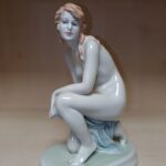 Zsolnay térdeplő női akt