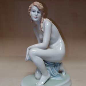 Zsolnay térdeplő női akt